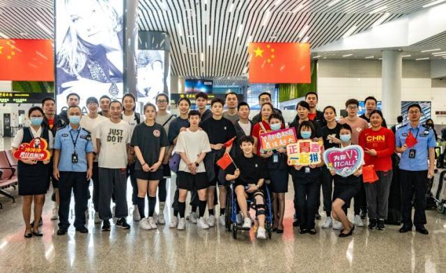 女篮凯旋回国 杨力维坐轮椅！韩旭将战大运会