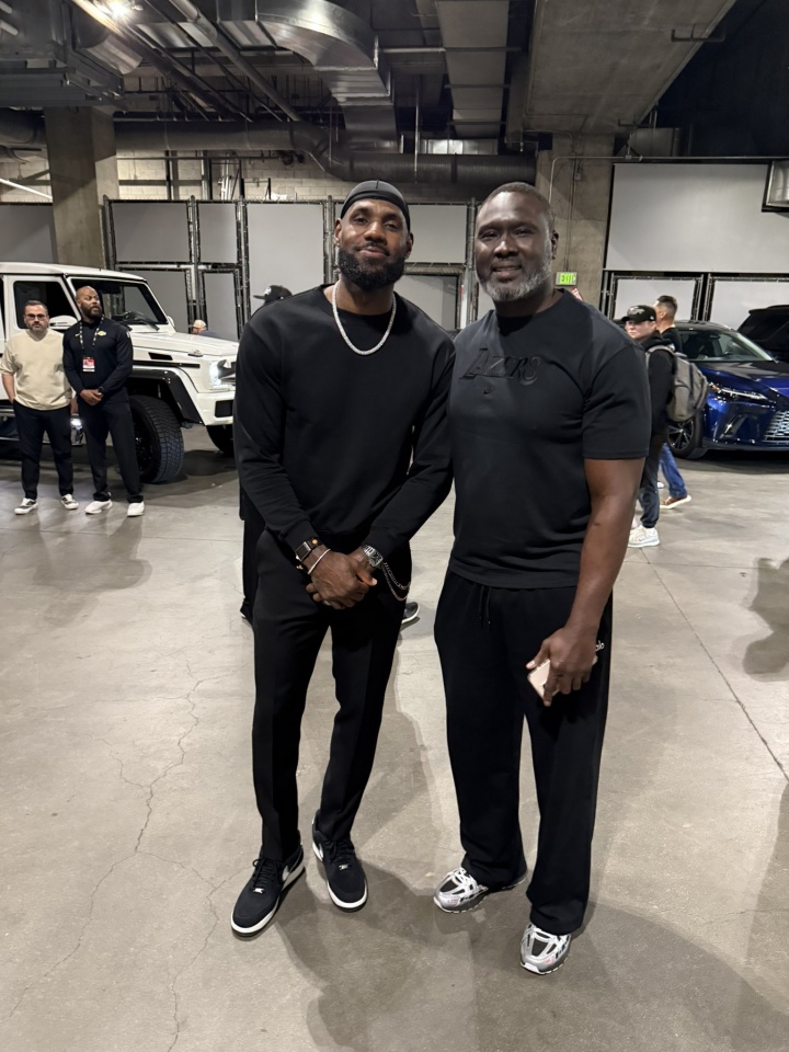 Kaiyun-让詹姆斯看起来很小只🤣阿杜·蒂耶罗父亲晒照:我和GOAT🐐